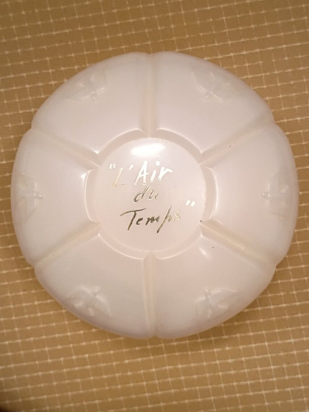 L’air du Temps Nina Ricci bath powder – 6.0 oz
